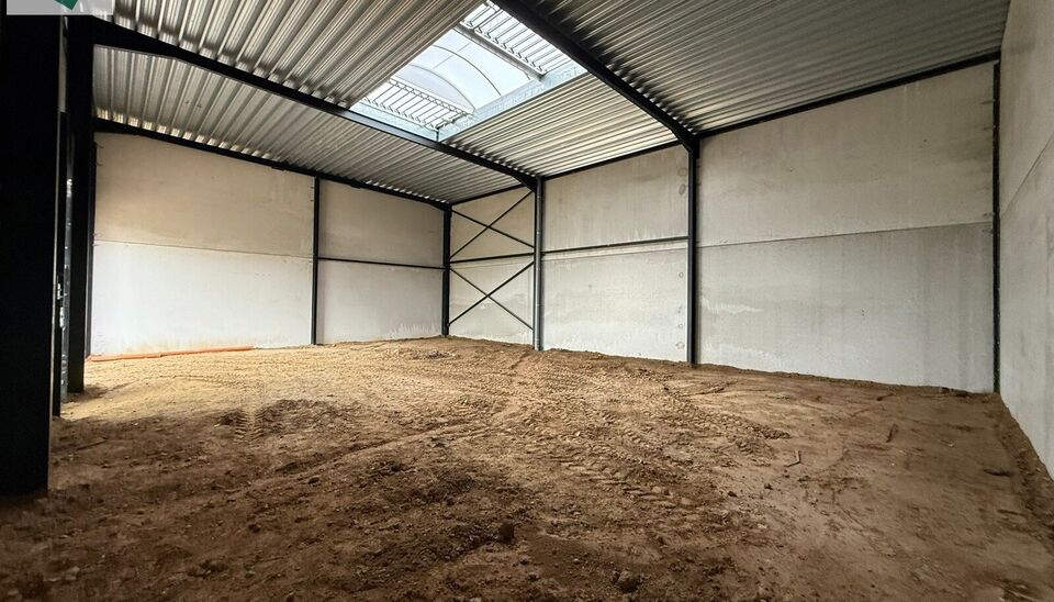 229m&sup2; casco magazijn met parking te huur in nieuw bedrijvenpark te Herzele. 
Deze KMO-loods is strategisch gelegen langs de Hoogstraat in Herzele, een vlot bereikbare locatie voor zowel lokale ondernemers als bedrijven die actief zijn in de ruimere regio