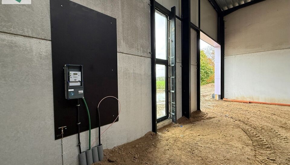 229m&sup2; casco magazijn met parking te huur in nieuw bedrijvenpark te Herzele. 
Deze KMO-loods is strategisch gelegen langs de Hoogstraat in Herzele, een vlot bereikbare locatie voor zowel lokale ondernemers als bedrijven die actief zijn in de ruimere regio