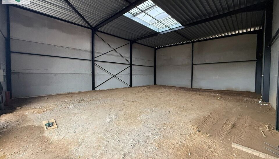 246m&sup2; casco magazijn met parking te huur in nieuw bedrijvenpark te Herzele. 
Deze KMO-loods is strategisch gelegen langs de Hoogstraat in Herzele, een vlot bereikbare locatie voor zowel lokale ondernemers als bedrijven die actief zijn in de ruimere regio