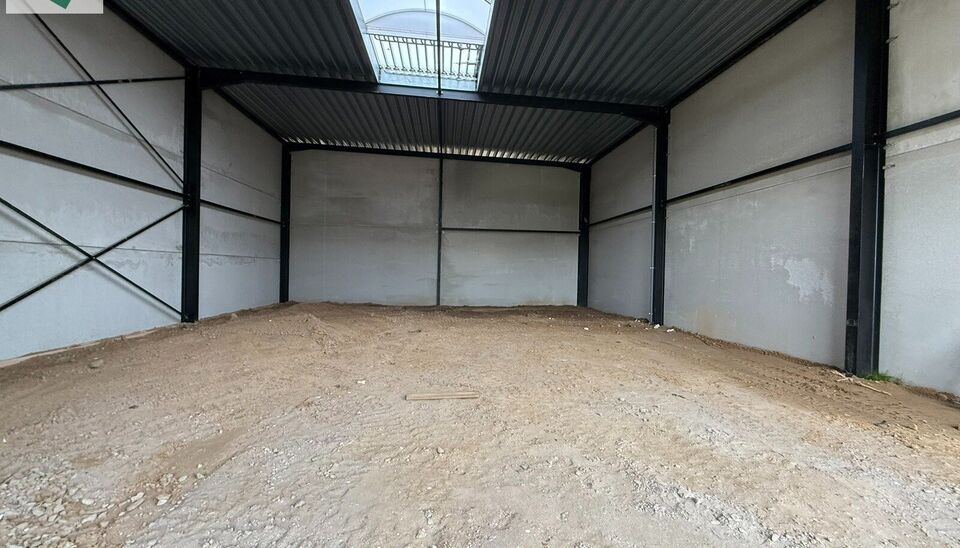 246m&sup2; casco magazijn met parking te huur in nieuw bedrijvenpark te Herzele. 
Deze KMO-loods is strategisch gelegen langs de Hoogstraat in Herzele, een vlot bereikbare locatie voor zowel lokale ondernemers als bedrijven die actief zijn in de ruimere regio