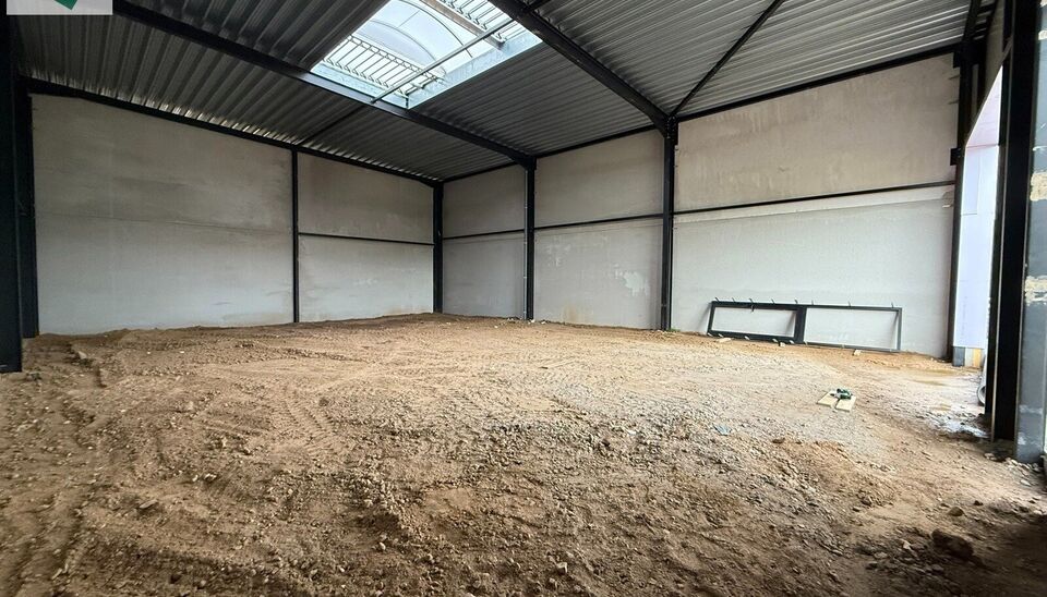 246m&sup2; casco magazijn met parking te huur in nieuw bedrijvenpark te Herzele. 
Deze KMO-loods is strategisch gelegen langs de Hoogstraat in Herzele, een vlot bereikbare locatie voor zowel lokale ondernemers als bedrijven die actief zijn in de ruimere regio