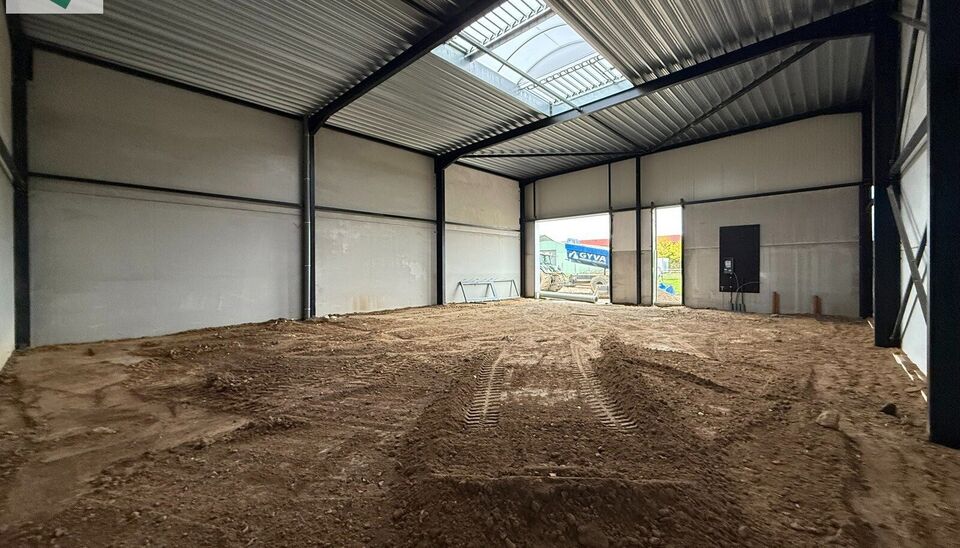 246m&sup2; casco magazijn met parking te huur in nieuw bedrijvenpark te Herzele. 
Deze KMO-loods is strategisch gelegen langs de Hoogstraat in Herzele, een vlot bereikbare locatie voor zowel lokale ondernemers als bedrijven die actief zijn in de ruimere regio