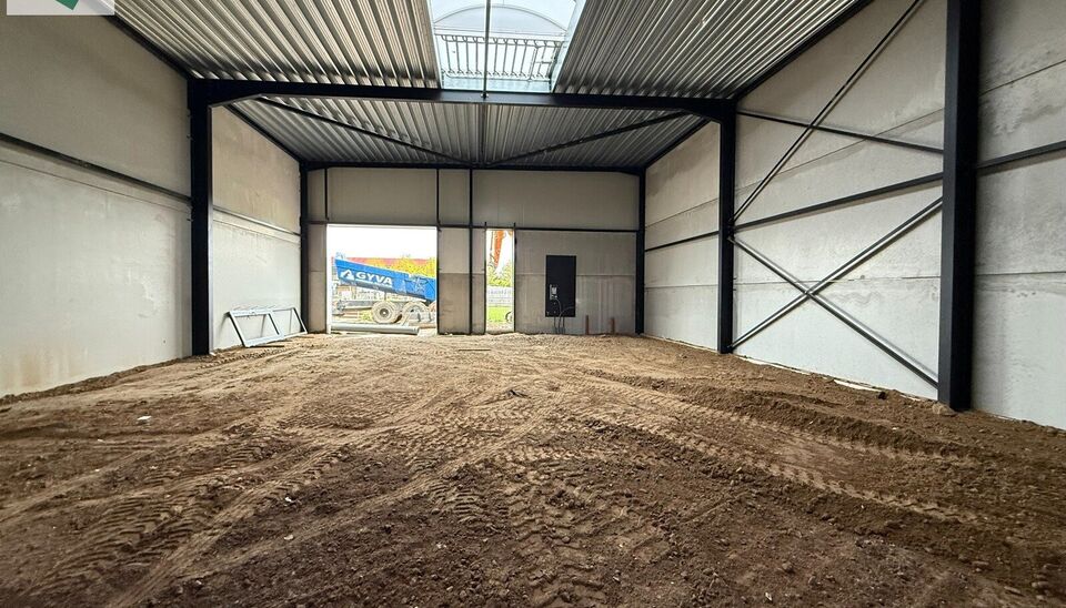 246m&sup2; casco magazijn met parking te huur in nieuw bedrijvenpark te Herzele. 
Deze KMO-loods is strategisch gelegen langs de Hoogstraat in Herzele, een vlot bereikbare locatie voor zowel lokale ondernemers als bedrijven die actief zijn in de ruimere regio