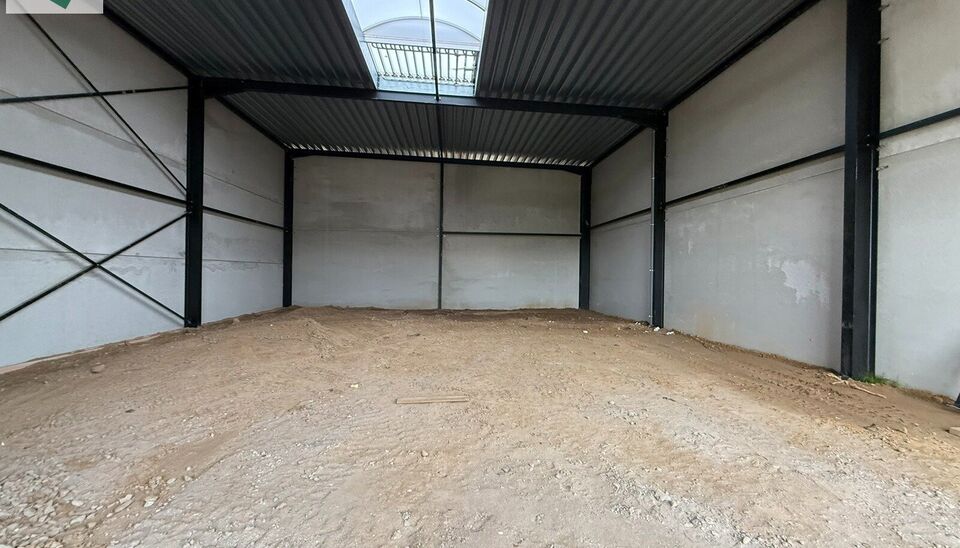 246m&sup2; casco magazijn met parking te huur in nieuw bedrijvenpark te Herzele. 
Deze KMO-loods is strategisch gelegen langs de Hoogstraat in Herzele, een vlot bereikbare locatie voor zowel lokale ondernemers als bedrijven die actief zijn in de ruimere regio