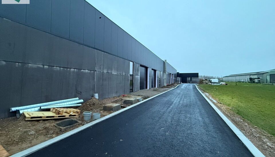 246m&sup2; casco magazijn met parking te huur in nieuw bedrijvenpark te Herzele. 
Deze KMO-loods is strategisch gelegen langs de Hoogstraat in Herzele, een vlot bereikbare locatie voor zowel lokale ondernemers als bedrijven die actief zijn in de ruimere regio