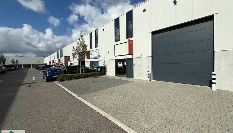 Op een toplocatie in Kontich bieden wij een instapklaar bedrijfsgebouw aan, bestaande uit 252 m² magazijnruimte en 72 m² kantoor (36 m² gelijkvloers met 2 toiletten, incl. toilet voor mindervaliden, en 36 m² op de verdieping).

Het kantoor is stijlvol