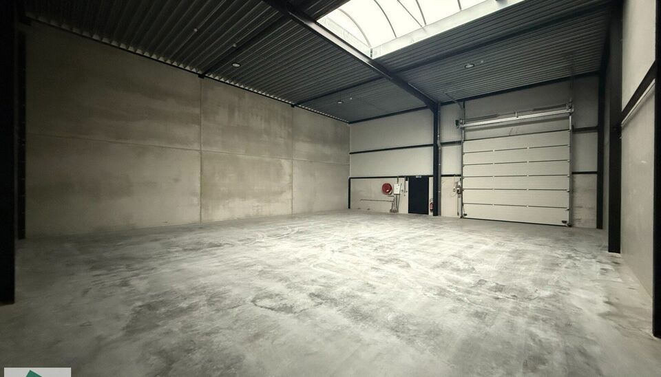 208m&sup2; loods met 1 parkeerplaats te huur in Kontich, gelegen in bedrijvenpark Heiveldekens, binnen de gouden driehoek (Antwerpen, Brussel en Gent). 
Vlotte bereikbaarheid, dichtbij de E19 en met een goede ontsluiting via de A12 en de R0 (ring rond Brussel