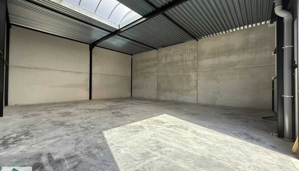 208m&sup2; loods met 1 parkeerplaats te huur in Kontich, gelegen in bedrijvenpark Heiveldekens, binnen de gouden driehoek (Antwerpen, Brussel en Gent). 
Vlotte bereikbaarheid, dichtbij de E19 en met een goede ontsluiting via de A12 en de R0 (ring rond Brussel