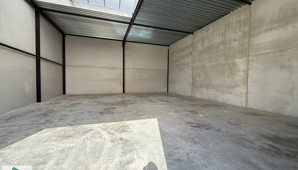 208m&sup2; loods met 1 parkeerplaats te huur in Kontich, gelegen in bedrijvenpark Heiveldekens, binnen de gouden driehoek (Antwerpen, Brussel en Gent). 
Vlotte bereikbaarheid, dichtbij de E19 en met een goede ontsluiting via de A12 en de R0 (ring rond Brussel