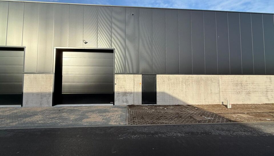 208m&sup2; loods met 1 parkeerplaats te huur in Kontich, gelegen in bedrijvenpark Heiveldekens, binnen de gouden driehoek (Antwerpen, Brussel en Gent). 
Vlotte bereikbaarheid, dichtbij de E19 en met een goede ontsluiting via de A12 en de R0 (ring rond Brussel