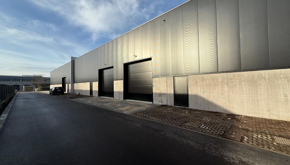 208m&sup2; loods met 1 parkeerplaats te huur in Kontich, gelegen in bedrijvenpark Heiveldekens, binnen de gouden driehoek (Antwerpen, Brussel en Gent). 
Vlotte bereikbaarheid, dichtbij de E19 en met een goede ontsluiting via de A12 en de R0 (ring rond Brussel