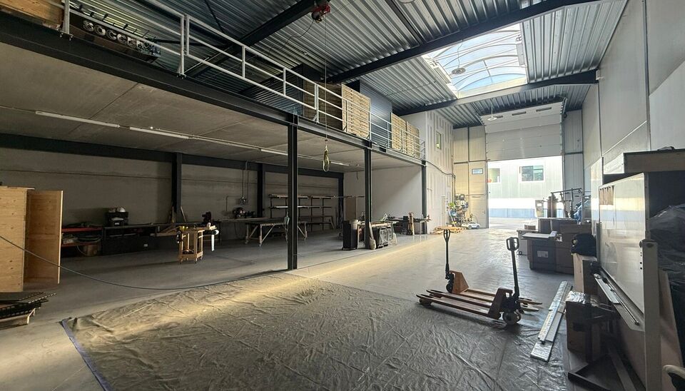 Zeer goed gelegen magazijn te huur (KMO unit) van 288m&sup2; met mezzanine van 140m&sup2; en 2 parkings, gelegen op een uitstekende locatie te Lede.  Het magazijn kan gebruikt worden als opslagruimte en/of atelierruimte. De ge&iuml;soleerd loods is opgebouwd uit een 