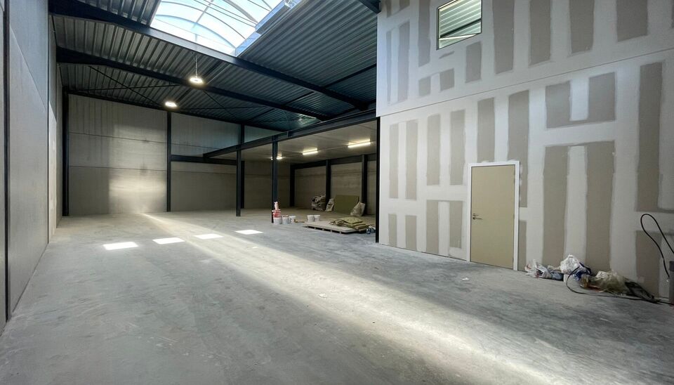Zeer goed gelegen magazijn te huur (KMO unit) van 288m&sup2; met mezzanine van 140m&sup2; en 2 parkings, gelegen op een uitstekende locatie te Lede.  Het magazijn kan gebruikt worden als opslagruimte en/of atelierruimte. De ge&iuml;soleerd loods is opgebouwd uit een 