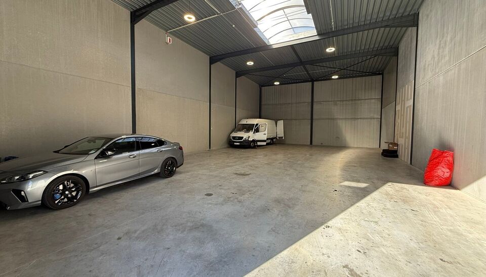 Zeer goed gelegen magazijn te huur (KMO unit) van 262m&sup2; met 1 parkeerplaats, gelegen op een uitstekende locatie te Lede.  Het magazijn kan gebruikt worden als opslagruimte en/of atelierruimte. De ge&iuml;soleerd loods is opgebouwd uit een staalstructuur met 