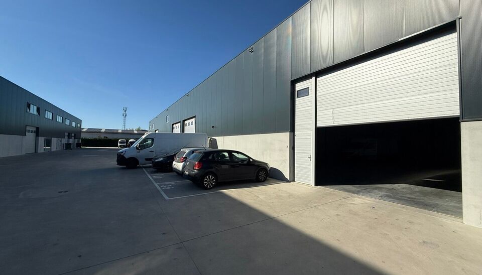 Zeer goed gelegen magazijn te huur (KMO unit) van 262m&sup2; met 1 parkeerplaats, gelegen op een uitstekende locatie te Lede.  Het magazijn kan gebruikt worden als opslagruimte en/of atelierruimte. De ge&iuml;soleerd loods is opgebouwd uit een staalstructuur met 