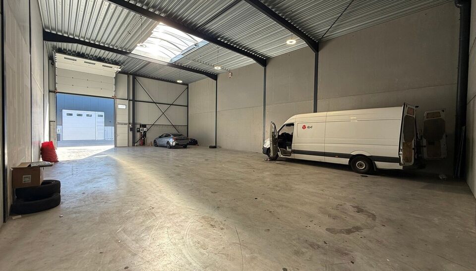 Zeer goed gelegen magazijn te huur (KMO unit) van 262m&sup2; met 1 parkeerplaats, gelegen op een uitstekende locatie te Lede.  Het magazijn kan gebruikt worden als opslagruimte en/of atelierruimte. De ge&iuml;soleerd loods is opgebouwd uit een staalstructuur met 