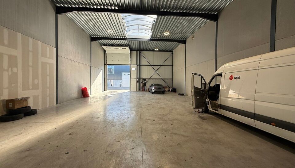Zeer goed gelegen magazijn te huur (KMO unit) van 262m&sup2; met 1 parkeerplaats, gelegen op een uitstekende locatie te Lede.  Het magazijn kan gebruikt worden als opslagruimte en/of atelierruimte. De ge&iuml;soleerd loods is opgebouwd uit een staalstructuur met 