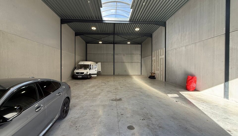 Zeer goed gelegen magazijn te huur (KMO unit) van 262m&sup2; met 1 parkeerplaats, gelegen op een uitstekende locatie te Lede.  Het magazijn kan gebruikt worden als opslagruimte en/of atelierruimte. De ge&iuml;soleerd loods is opgebouwd uit een staalstructuur met 