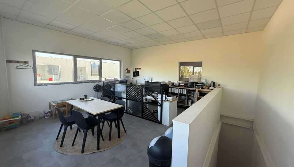 Zeer goed gelegen magazijn te huur (KMO unit) van 550 m&sup2; (twee aaneensluitende units met een doorgang ertussen), met mezzanine van 140 m&sup2; en 3 parkeerplaatsen, gelegen op een uitstekende locatie te Lede.
Het magazijn kan gebruikt worden als opslagruimte