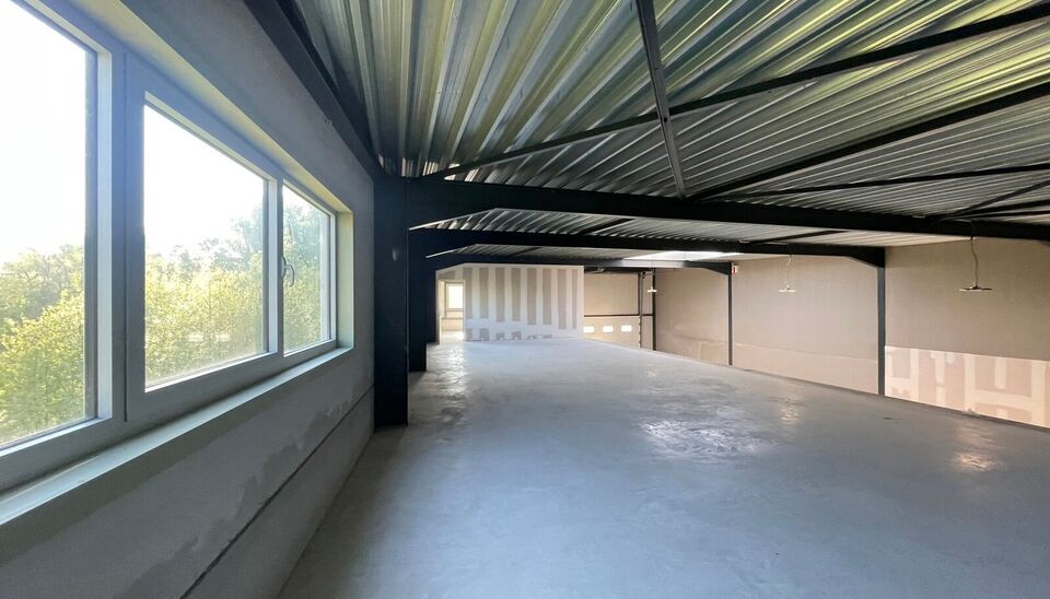 Zeer goed gelegen magazijn te huur (KMO unit) van 550 m&sup2; (twee aaneensluitende units met een doorgang ertussen), met mezzanine van 140 m&sup2; en 3 parkeerplaatsen, gelegen op een uitstekende locatie te Lede.
Het magazijn kan gebruikt worden als opslagruimte