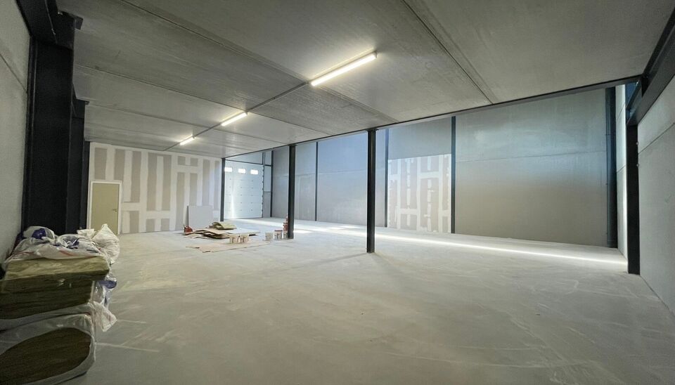 Zeer goed gelegen magazijn te huur (KMO unit) van 550 m&sup2; (twee aaneensluitende units met een doorgang ertussen), met mezzanine van 140 m&sup2; en 3 parkeerplaatsen, gelegen op een uitstekende locatie te Lede.
Het magazijn kan gebruikt worden als opslagruimte