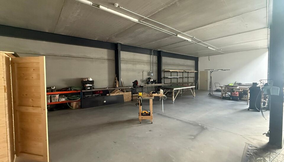 Zeer goed gelegen magazijn te huur (KMO unit) van 550 m&sup2; (twee aaneensluitende units met een doorgang ertussen), met mezzanine van 140 m&sup2; en 3 parkeerplaatsen, gelegen op een uitstekende locatie te Lede.
Het magazijn kan gebruikt worden als opslagruimte