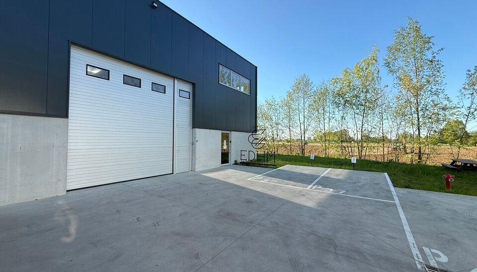 Zeer goed gelegen magazijn te huur (KMO unit) van 550 m&sup2; (twee aaneensluitende units met een doorgang ertussen), met mezzanine van 140 m&sup2; en 3 parkeerplaatsen, gelegen op een uitstekende locatie te Lede.
Het magazijn kan gebruikt worden als opslagruimte