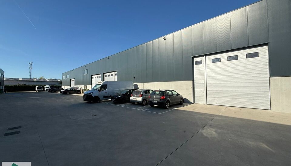 Zeer goed gelegen magazijn te huur (KMO unit) van 253m&sup2; met 1 parkeerplaats, gelegen op een uitstekende locatie te Lede.  Het magazijn kan gebruikt worden als opslagruimte en/of atelierruimte. De ge&iuml;soleerd loods is opgebouwd uit een staalstructuur met 