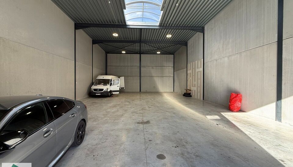 Zeer goed gelegen magazijn te huur (KMO unit) van 253m&sup2; met 1 parkeerplaats, gelegen op een uitstekende locatie te Lede.  Het magazijn kan gebruikt worden als opslagruimte en/of atelierruimte. De ge&iuml;soleerd loods is opgebouwd uit een staalstructuur met 
