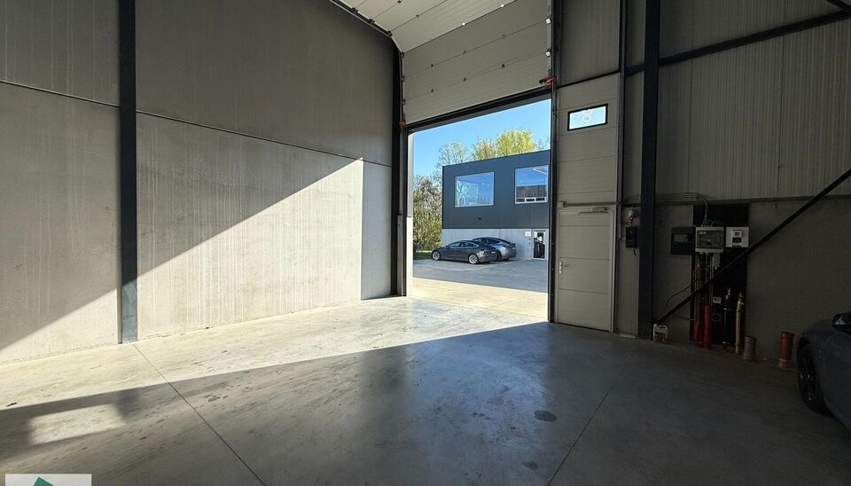 Zeer goed gelegen magazijn te huur (KMO unit) van 253m&sup2; met 1 parkeerplaats, gelegen op een uitstekende locatie te Lede.  Het magazijn kan gebruikt worden als opslagruimte en/of atelierruimte. De ge&iuml;soleerd loods is opgebouwd uit een staalstructuur met 