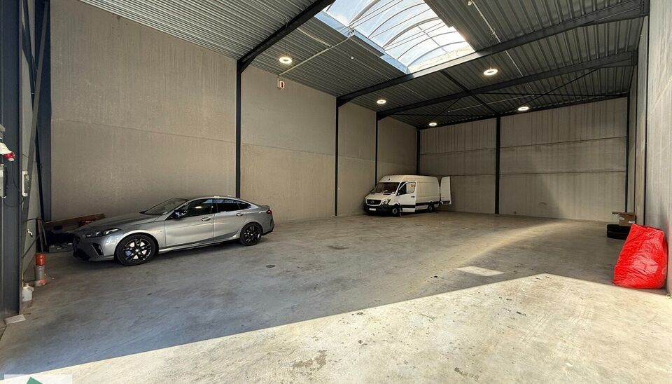 Zeer goed gelegen magazijn te huur (KMO unit) van 253m&sup2; met 1 parkeerplaats, gelegen op een uitstekende locatie te Lede.  Het magazijn kan gebruikt worden als opslagruimte en/of atelierruimte. De ge&iuml;soleerd loods is opgebouwd uit een staalstructuur met 