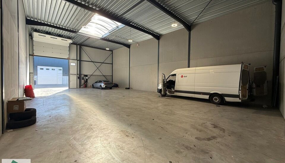 Zeer goed gelegen magazijn te huur (KMO unit) van 253m&sup2; met 1 parkeerplaats, gelegen op een uitstekende locatie te Lede.  Het magazijn kan gebruikt worden als opslagruimte en/of atelierruimte. De ge&iuml;soleerd loods is opgebouwd uit een staalstructuur met 