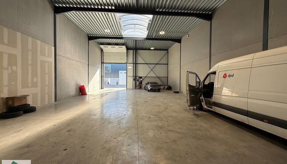 Zeer goed gelegen magazijn te huur (KMO unit) van 253m&sup2; met 1 parkeerplaats, gelegen op een uitstekende locatie te Lede.  Het magazijn kan gebruikt worden als opslagruimte en/of atelierruimte. De ge&iuml;soleerd loods is opgebouwd uit een staalstructuur met 
