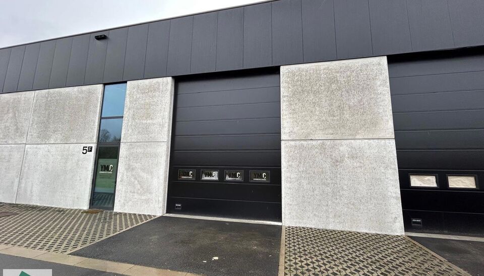 KMO unit van 265m&sup2; met 2 parkeerplaatsen te huur gelegen in de &ldquo;Lokeren Biznispark&rdquo;- industriepark E17/4.
Ligging: Vlotte bereikbaarheid op slechts 3 km van de afrit E17 Lokeren gelegen tussen Gent en Antwerpen naast  de nieuwe site van Barry Calleba