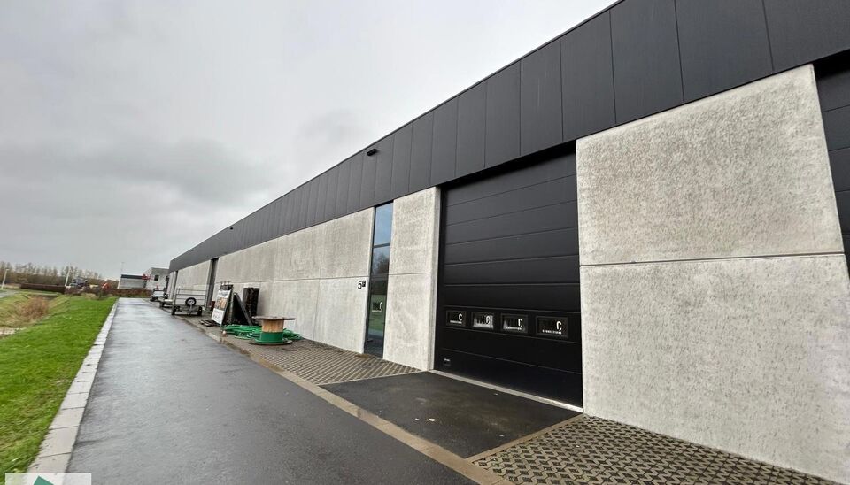 KMO unit van 265m&sup2; met 2 parkeerplaatsen te huur gelegen in de &ldquo;Lokeren Biznispark&rdquo;- industriepark E17/4.
Ligging: Vlotte bereikbaarheid op slechts 3 km van de afrit E17 Lokeren gelegen tussen Gent en Antwerpen naast  de nieuwe site van Barry Calleba