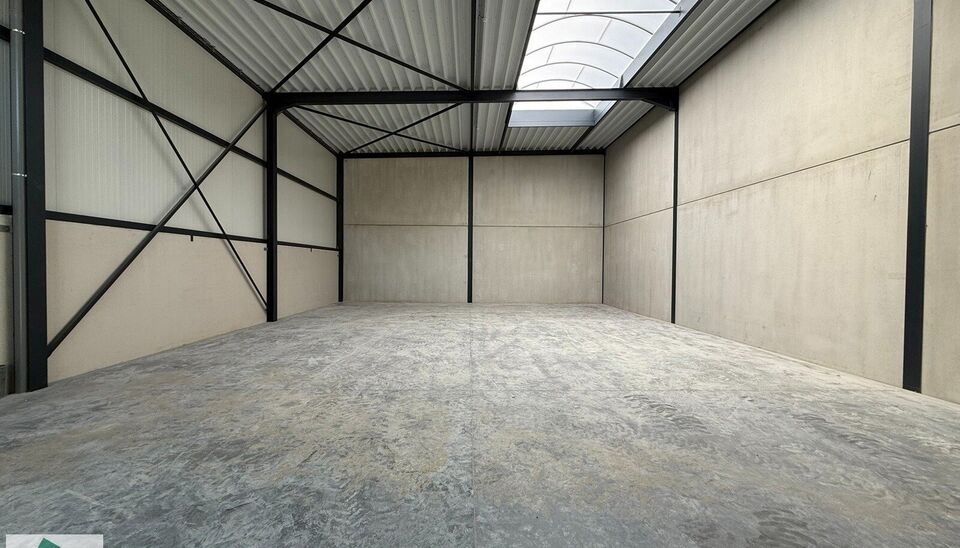 In de Vijverwegel te Melle bieden we een magazijn van 216 m² te huur aan, inclusief twee private parkeerplaatsen. Deze locatie is bijzonder strategisch gelegen aan de zuidrand van Gent, met een uitstekende ontsluiting richting de belangrijkste verkeers