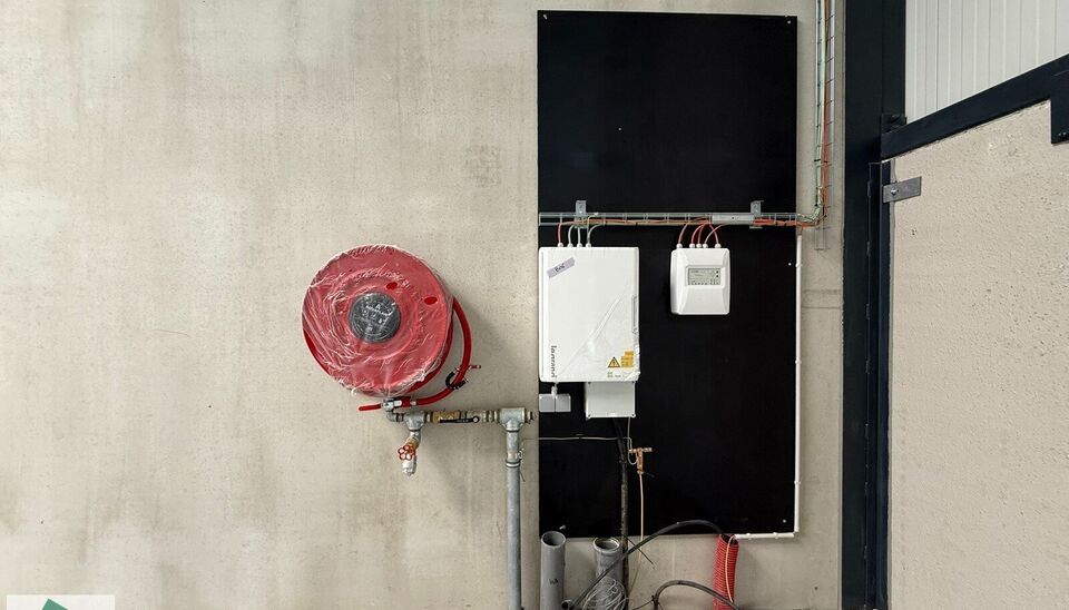 In de Vijverwegel te Melle bieden we een magazijn van 216 m² te huur aan, inclusief twee private parkeerplaatsen. Deze locatie is bijzonder strategisch gelegen aan de zuidrand van Gent, met een uitstekende ontsluiting richting de belangrijkste verkeers