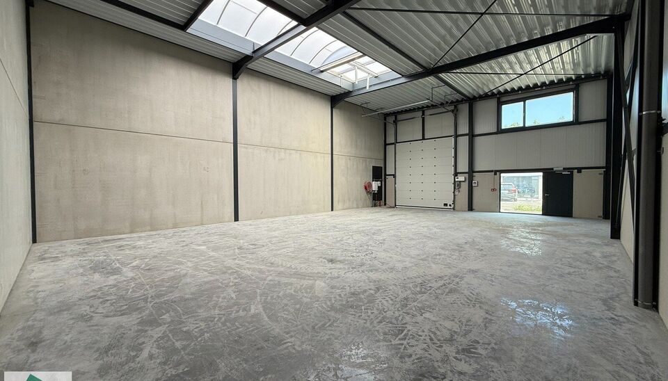 In de Vijverwegel te Melle bieden we een magazijn van 216 m² te huur aan, inclusief twee private parkeerplaatsen. Deze locatie is bijzonder strategisch gelegen aan de zuidrand van Gent, met een uitstekende ontsluiting richting de belangrijkste verkeers