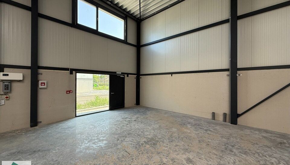 In de Vijverwegel te Melle bieden we een magazijn van 216 m² te huur aan, inclusief twee private parkeerplaatsen. Deze locatie is bijzonder strategisch gelegen aan de zuidrand van Gent, met een uitstekende ontsluiting richting de belangrijkste verkeers