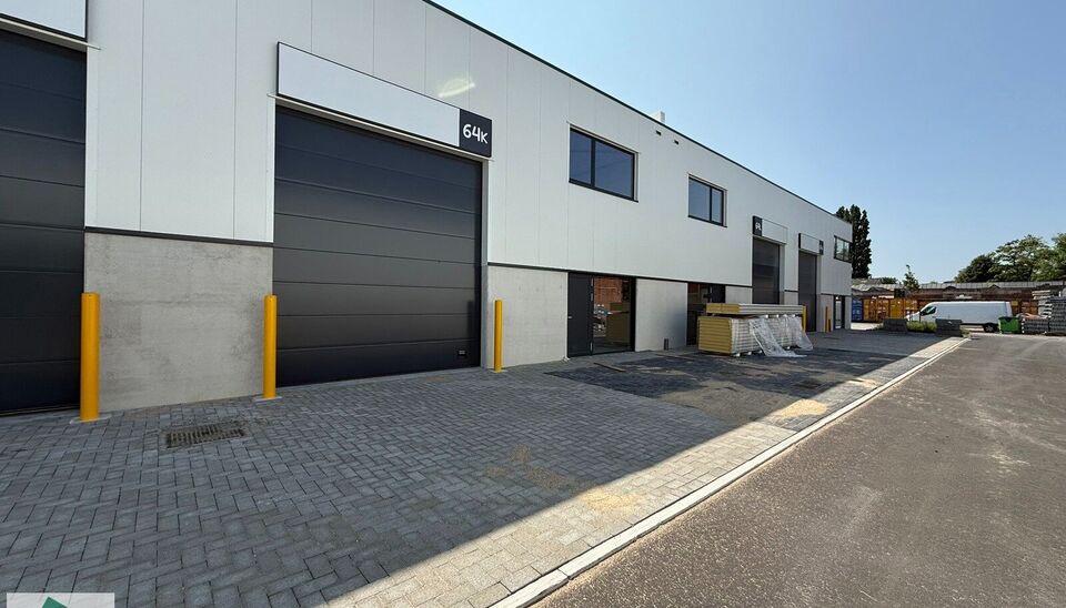 In de Vijverwegel te Melle bieden we een magazijn van 216 m² te huur aan, inclusief twee private parkeerplaatsen. Deze locatie is bijzonder strategisch gelegen aan de zuidrand van Gent, met een uitstekende ontsluiting richting de belangrijkste verkeers