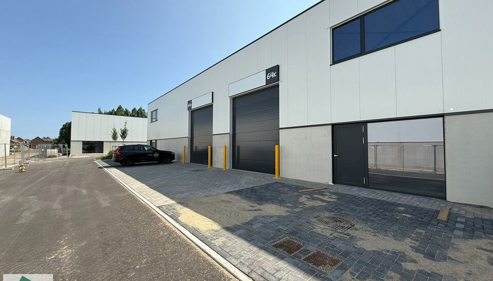 In de Vijverwegel te Melle bieden we een magazijn van 216 m² te huur aan, inclusief twee private parkeerplaatsen. Deze locatie is bijzonder strategisch gelegen aan de zuidrand van Gent, met een uitstekende ontsluiting richting de belangrijkste verkeers