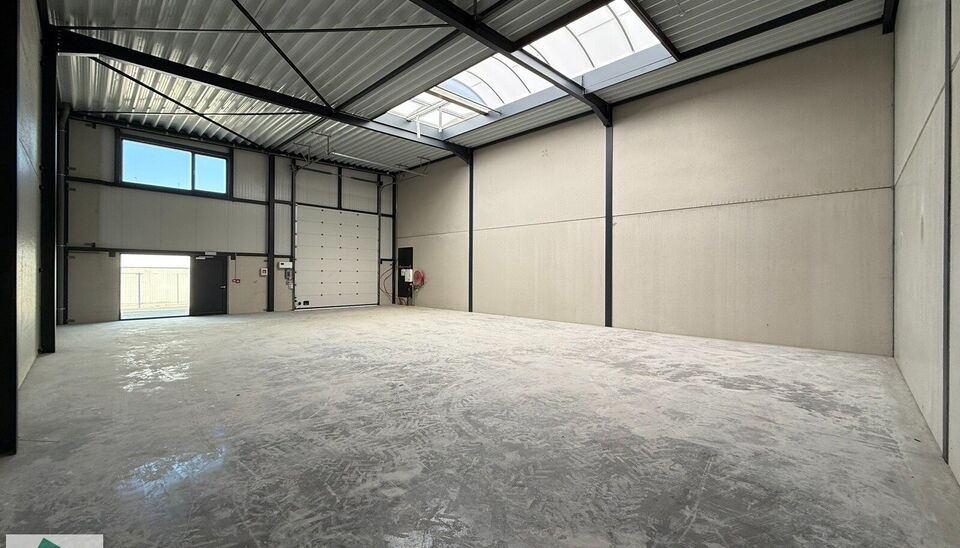 In de Vijverwegel te Melle bieden we een magazijn van 216 m² te huur aan, inclusief twee private parkeerplaatsen. Deze locatie is bijzonder strategisch gelegen aan de zuidrand van Gent, met een uitstekende ontsluiting richting de belangrijkste verkeers