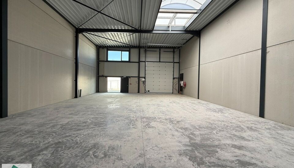 In de Vijverwegel te Melle bieden we een magazijn van 216 m² te huur aan, inclusief twee private parkeerplaatsen. Deze locatie is bijzonder strategisch gelegen aan de zuidrand van Gent, met een uitstekende ontsluiting richting de belangrijkste verkeers