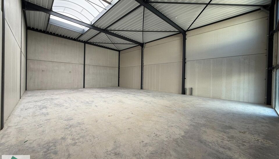 In de Vijverwegel te Melle bieden we een magazijn van 216 m² te huur aan, inclusief twee private parkeerplaatsen. Deze locatie is bijzonder strategisch gelegen aan de zuidrand van Gent, met een uitstekende ontsluiting richting de belangrijkste verkeers