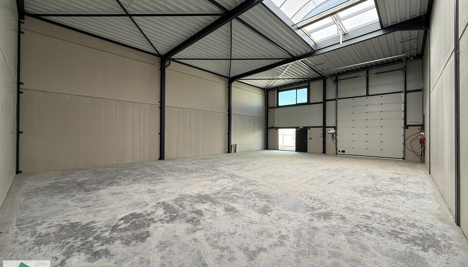 In de Vijverwegel te Melle bieden we een magazijn van 216 m² te huur aan, inclusief twee private parkeerplaatsen. Deze locatie is bijzonder strategisch gelegen aan de zuidrand van Gent, met een uitstekende ontsluiting richting de belangrijkste verkeers