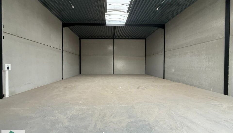 In het nieuwe bedrijvenpark “Thea” biedt KUPA IMMO nieuwe magazijnen te huur aan.
De Careelstraat ligt in het zuiden van Tielt, in een zone die vooral gericht is op KMO’s, logistiek en ambachtelijke bedrijven. De site bevindt zich op slechts 2 à 3 