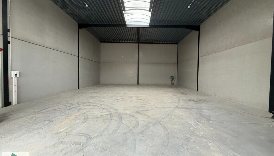 -SUMMERDEAL- 
In het nieuwe bedrijvenpark &ldquo;Thea&rdquo; biedt KUPA IMMO nieuwe magazijnen te huur aan.
De Careelstraat ligt in het zuiden van Tielt, in een zone die vooral gericht is op KMO&rsquo;s, logistiek en ambachtelijke bedrijven. De site bevindt zich op s