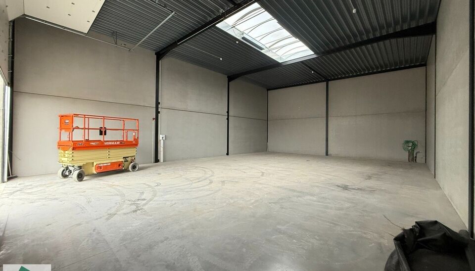 -SUMMERDEAL- 
In het nieuwe bedrijvenpark &ldquo;Thea&rdquo; biedt KUPA IMMO nieuwe magazijnen te huur aan.
De Careelstraat ligt in het zuiden van Tielt, in een zone die vooral gericht is op KMO&rsquo;s, logistiek en ambachtelijke bedrijven. De site bevindt zich op s