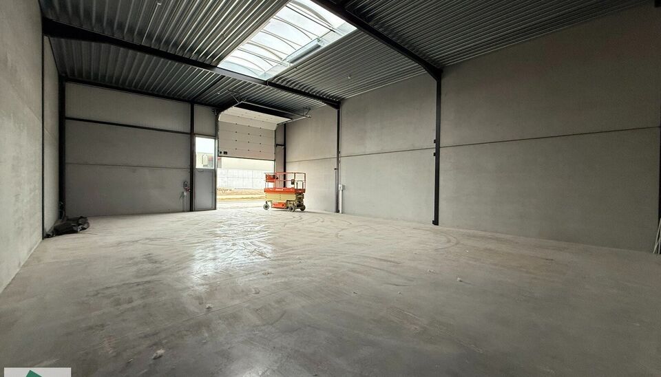 -SUMMERDEAL- 
In het nieuwe bedrijvenpark &ldquo;Thea&rdquo; biedt KUPA IMMO nieuwe magazijnen te huur aan.
De Careelstraat ligt in het zuiden van Tielt, in een zone die vooral gericht is op KMO&rsquo;s, logistiek en ambachtelijke bedrijven. De site bevindt zich op s