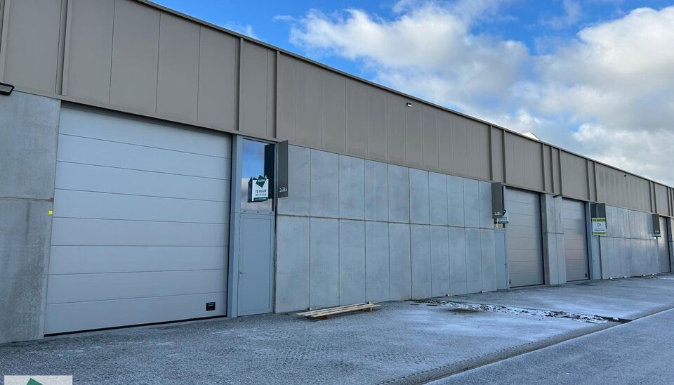 -SUMMERDEAL- 
In het nieuwe bedrijvenpark &ldquo;Thea&rdquo; biedt KUPA IMMO nieuwe magazijnen te huur aan.
De Careelstraat ligt in het zuiden van Tielt, in een zone die vooral gericht is op KMO&rsquo;s, logistiek en ambachtelijke bedrijven. De site bevindt zich op s